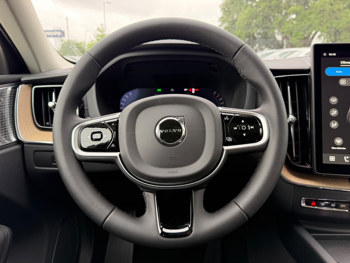 2026 Volvo XC60 - Image 14