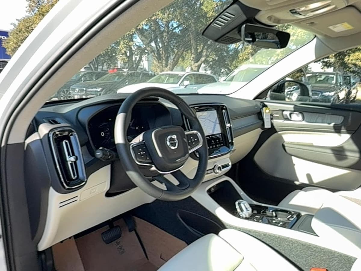 2026 Volvo XC40 - Image 12