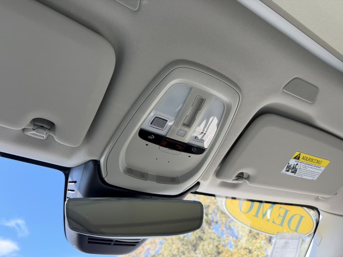 2025 Volvo XC60 plug-in hybrid - Image 16