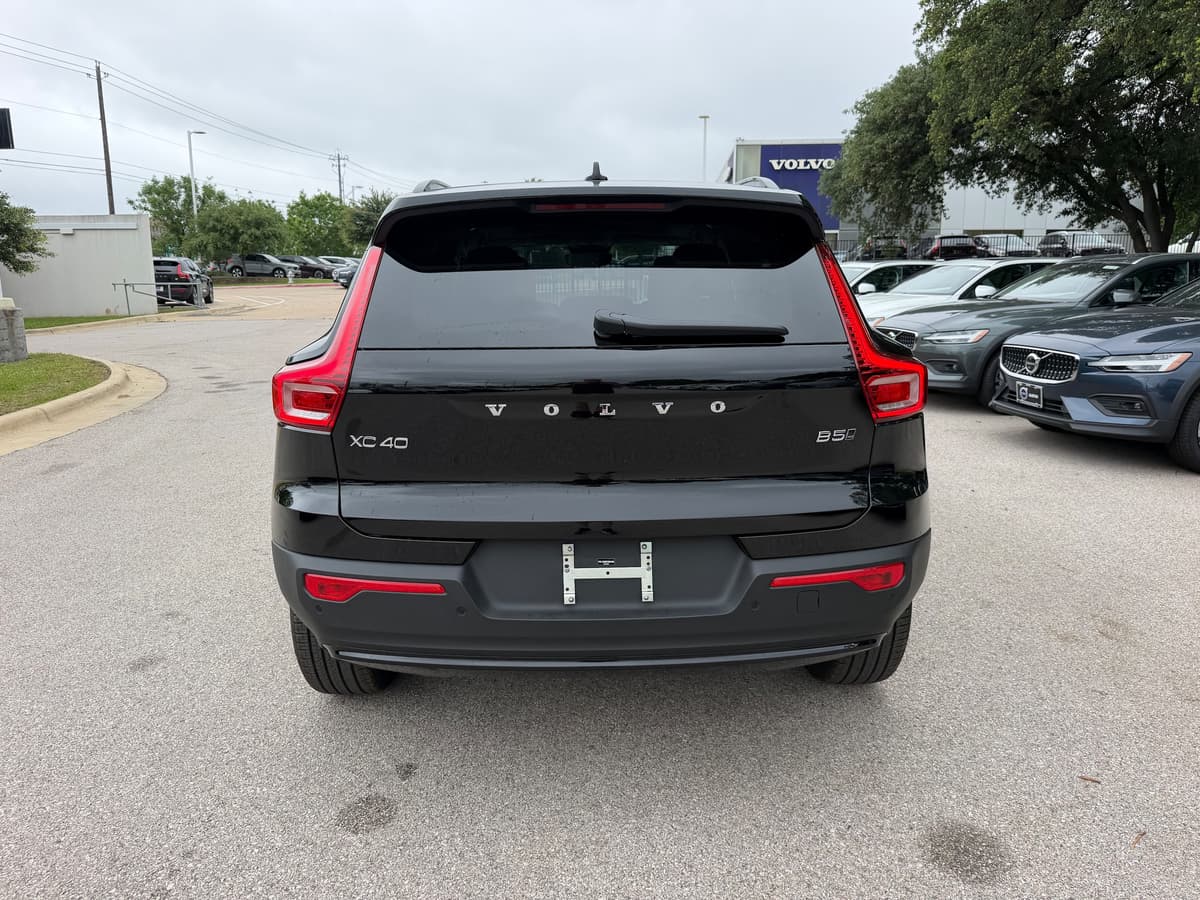 2026 Volvo XC40 - Image 4