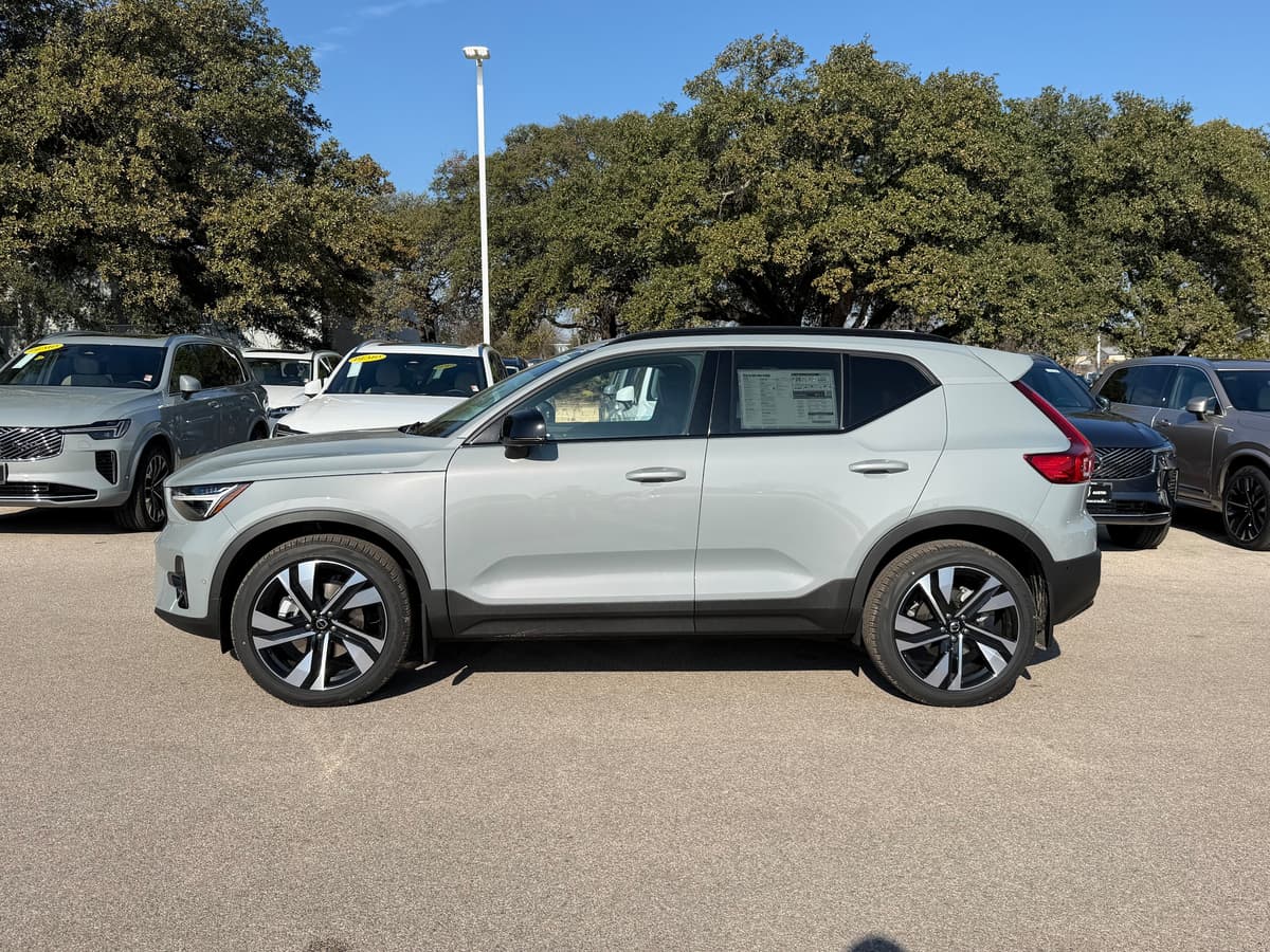 2026 Volvo XC40 - Image 3