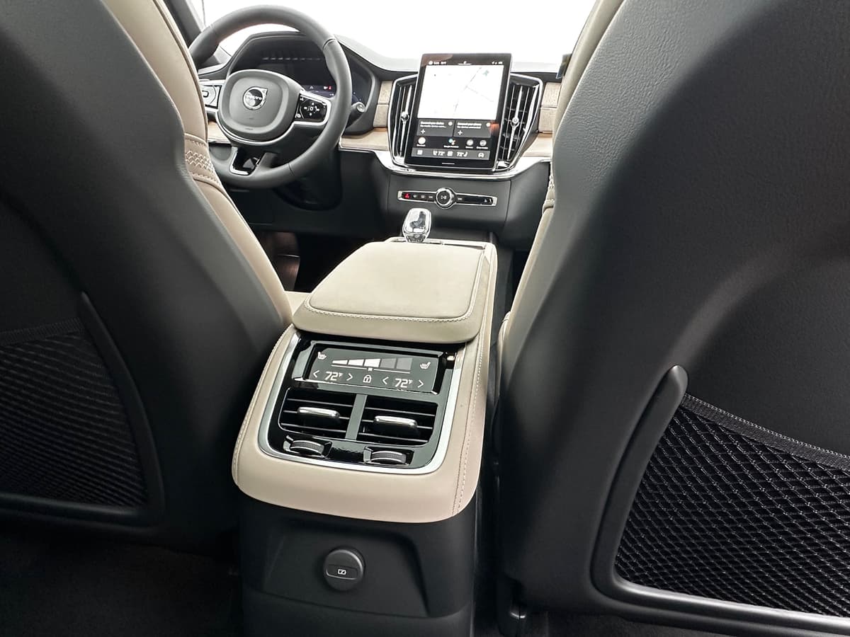 2025 Volvo XC90 plug-in hybrid - Image 12