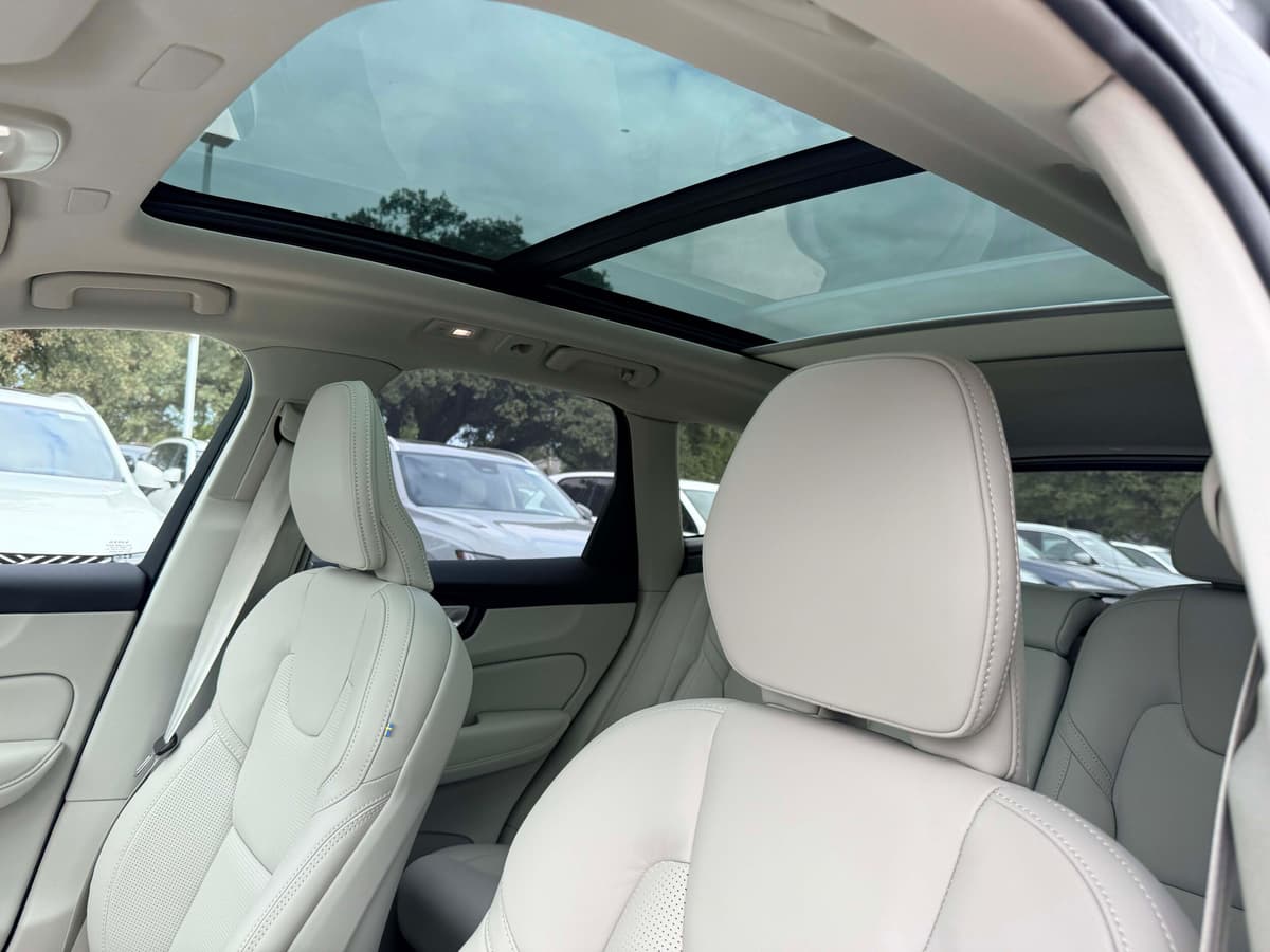 2026 Volvo XC60 - Image 13