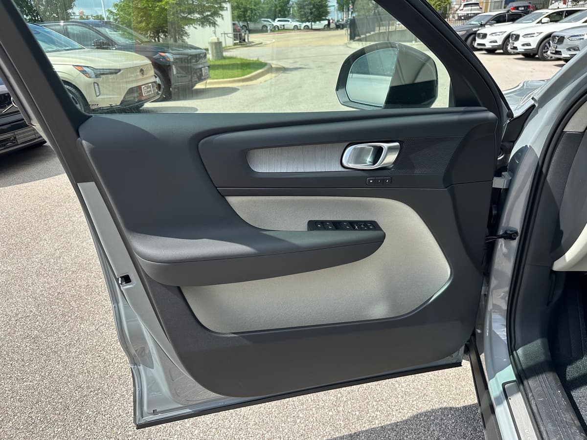 2026 Volvo XC40 - Image 16