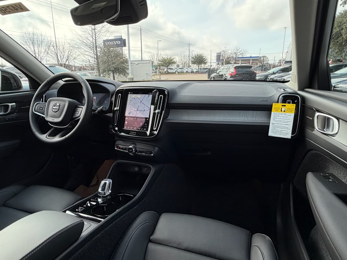 2026 Volvo XC40 - Image 10