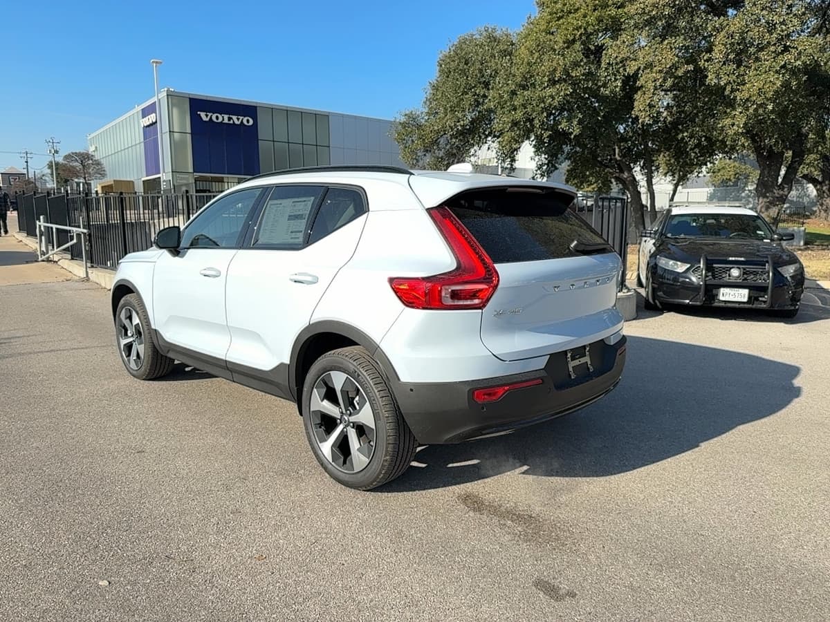 2026 Volvo XC40 - Image 4