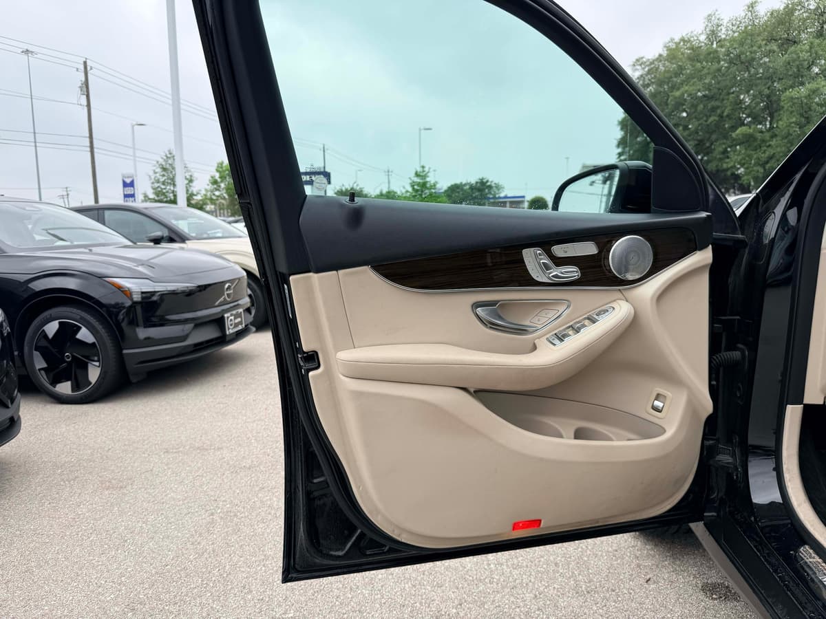 2019 Mercedes-Benz GLC 300 - Image 10