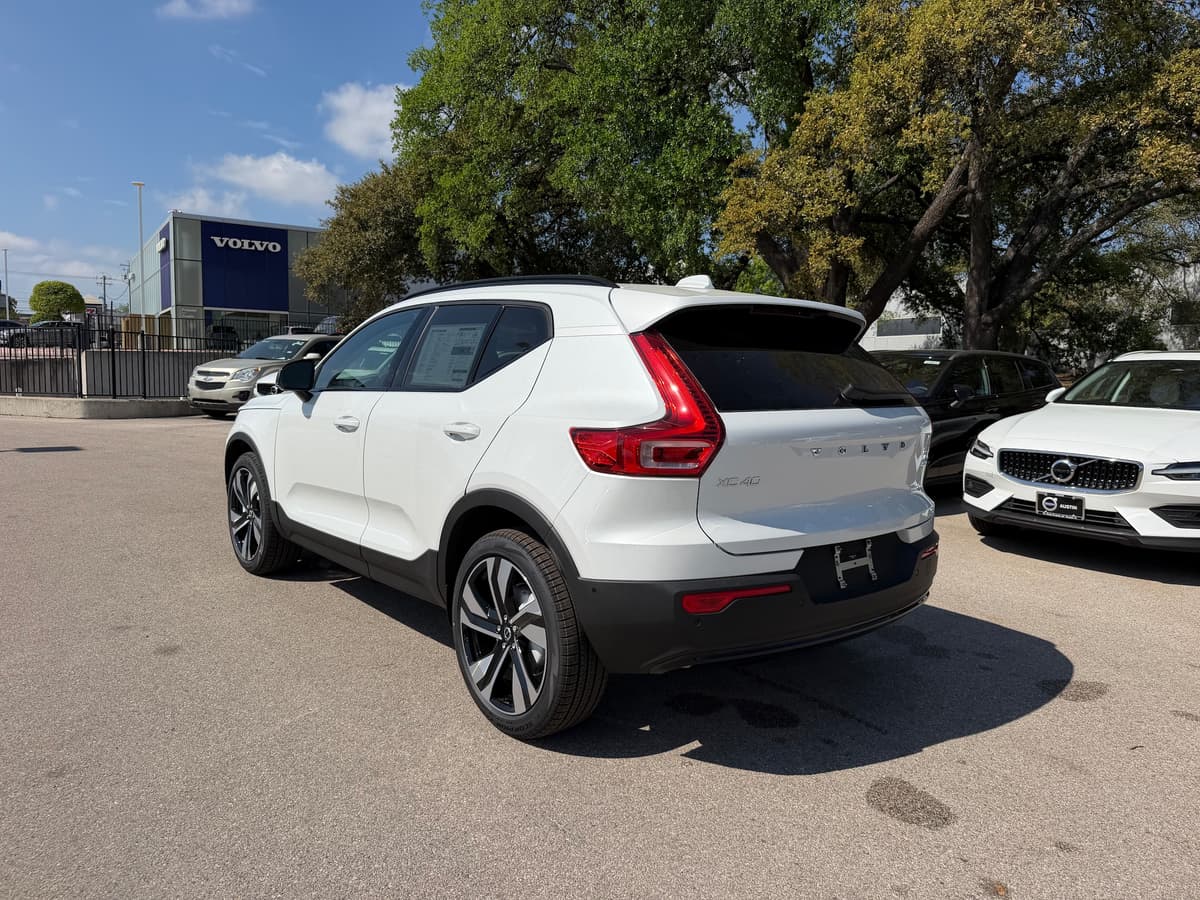 2026 Volvo XC40 - Image 4