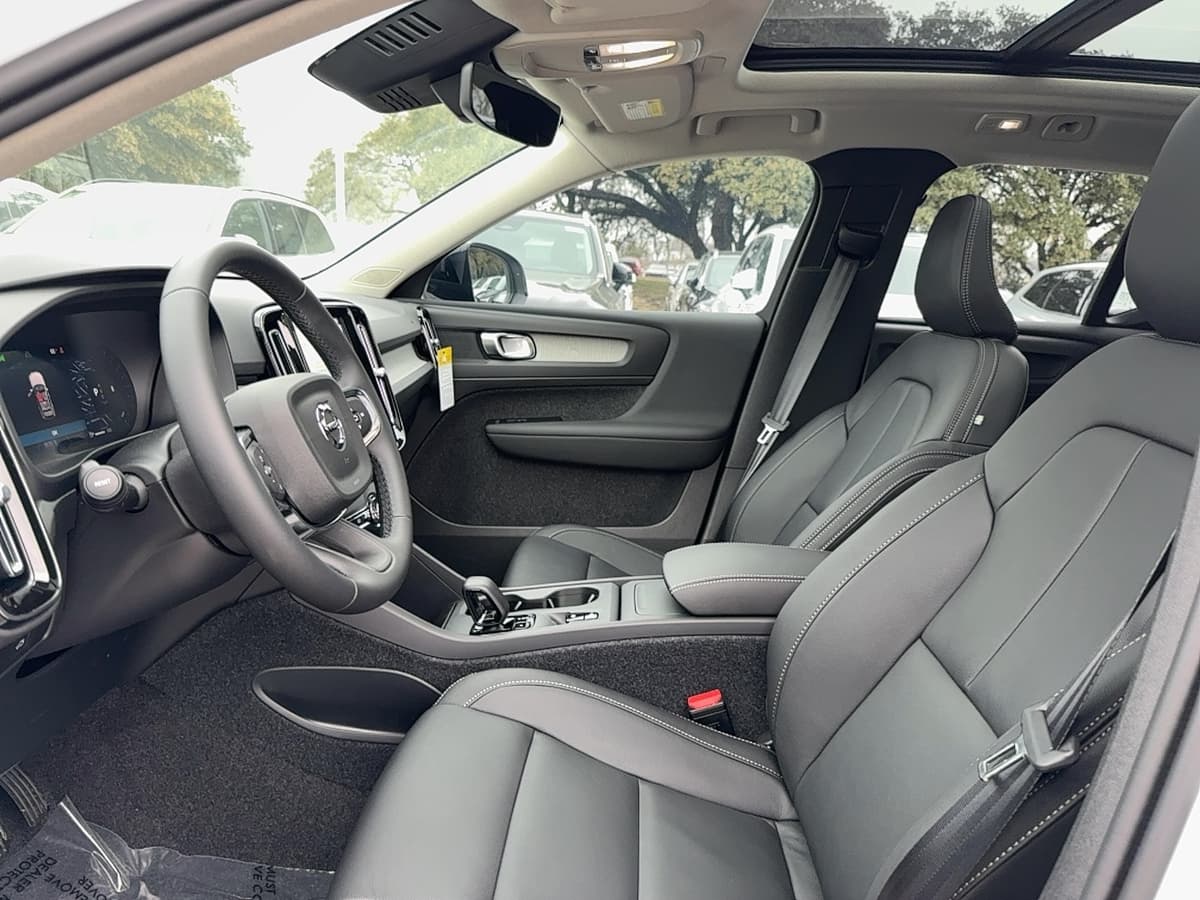 2026 Volvo XC40 - Image 11