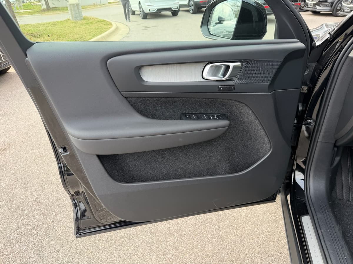 2026 Volvo XC40 - Image 17