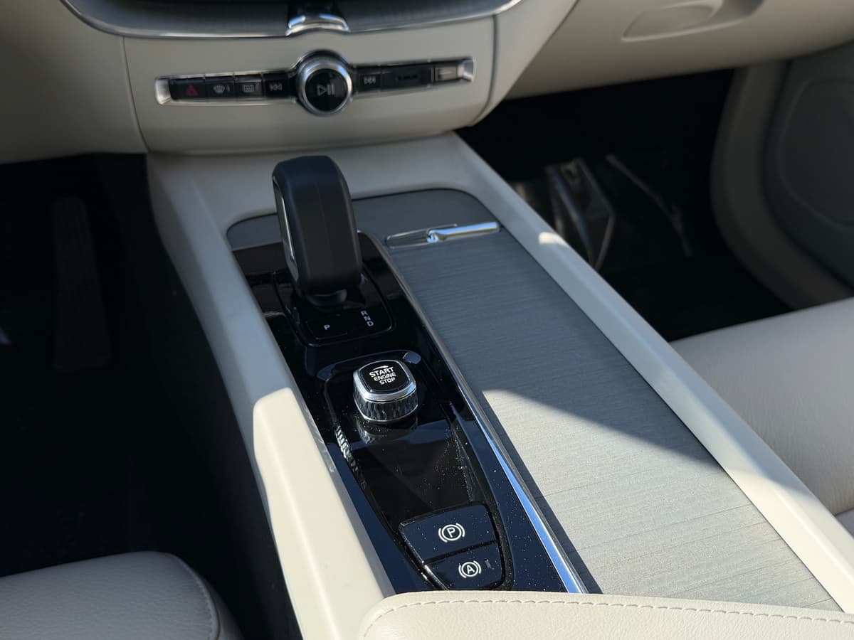 2024 Volvo XC60 plug-in hybrid - Image 13