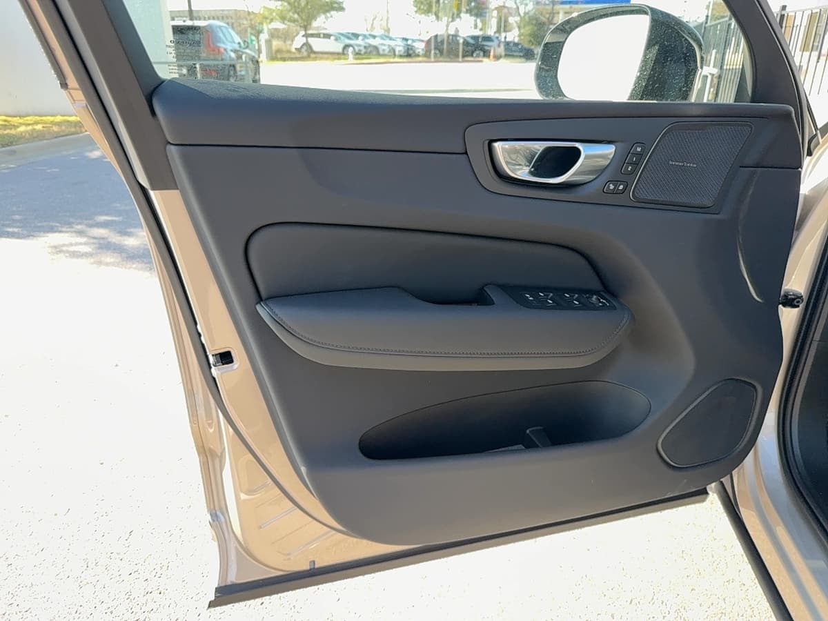 2026 Volvo XC60 - Image 8