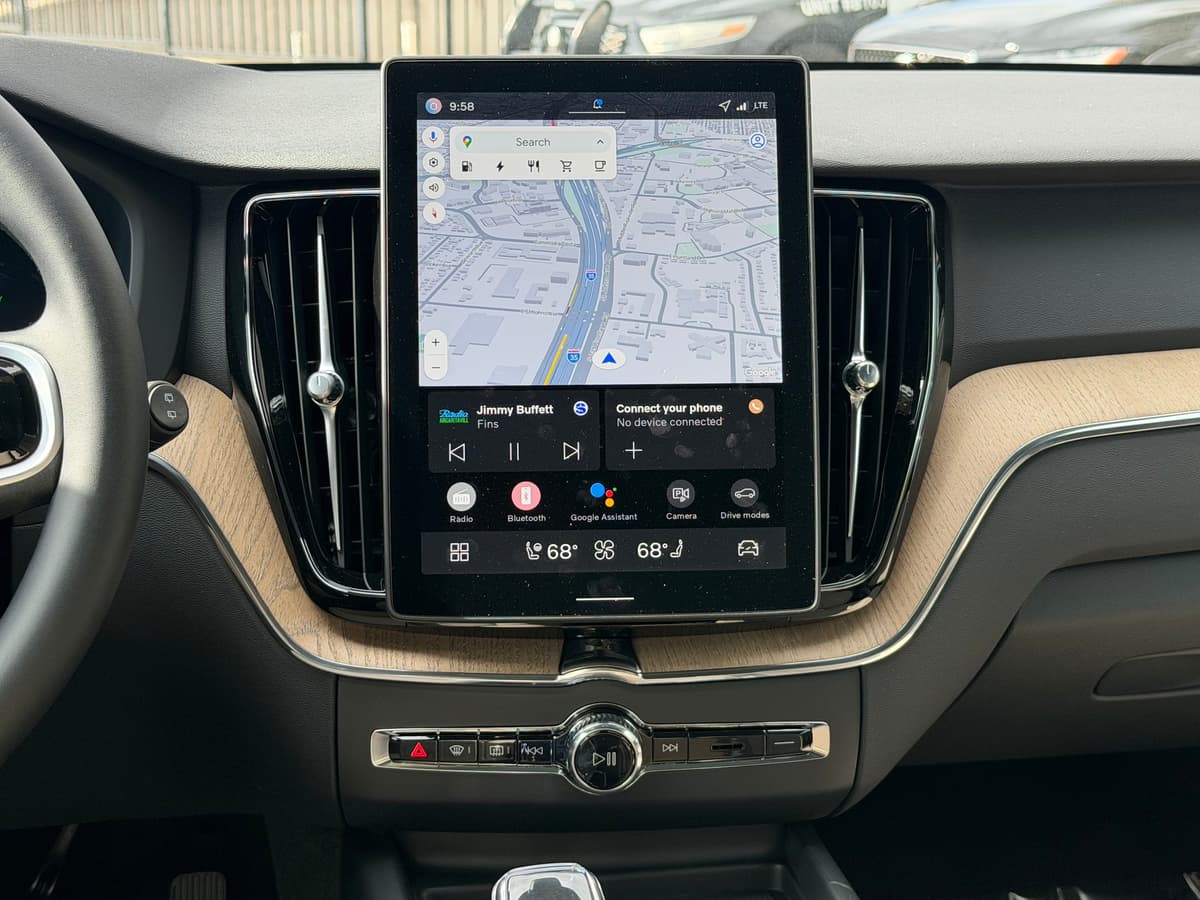 2026 Volvo XC60 plug-in hybrid - Image 12