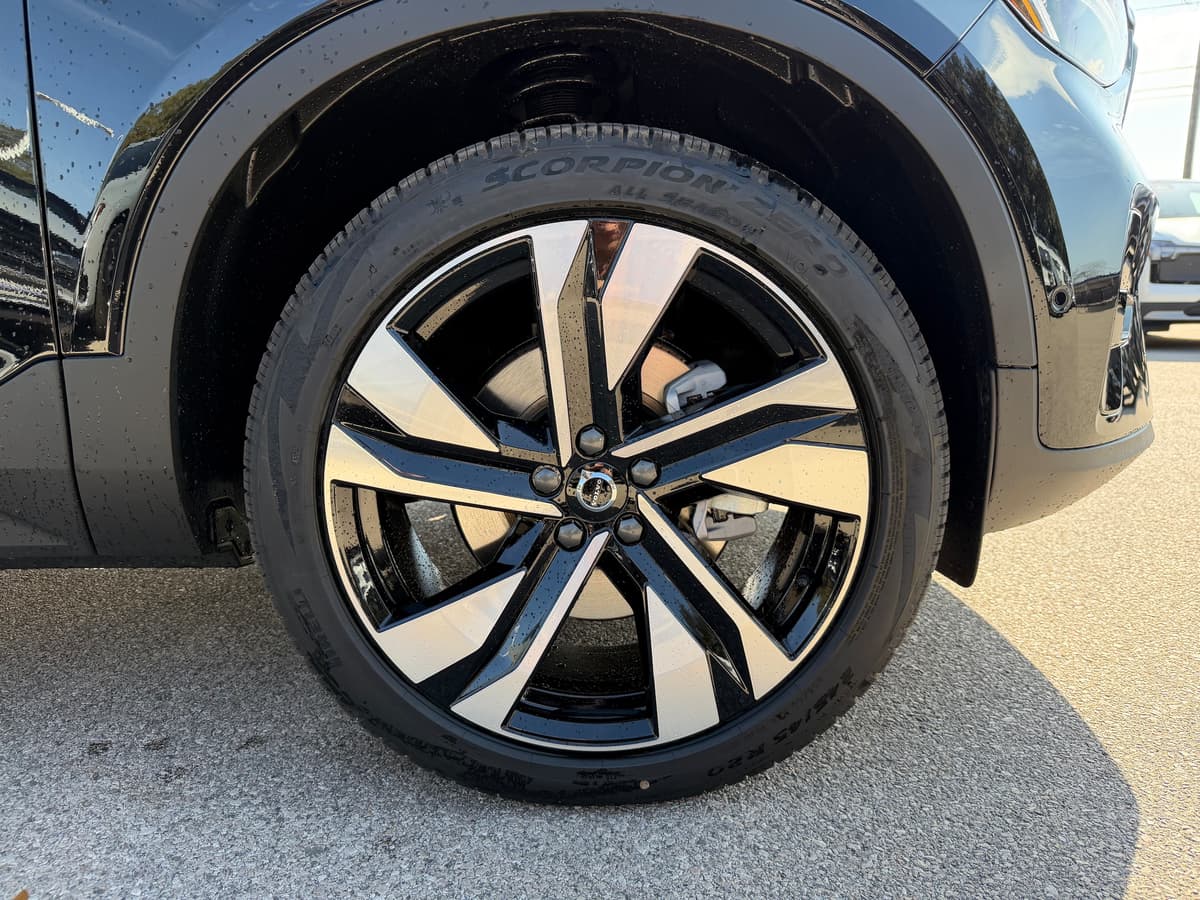 2026 Volvo XC40 - Image 7