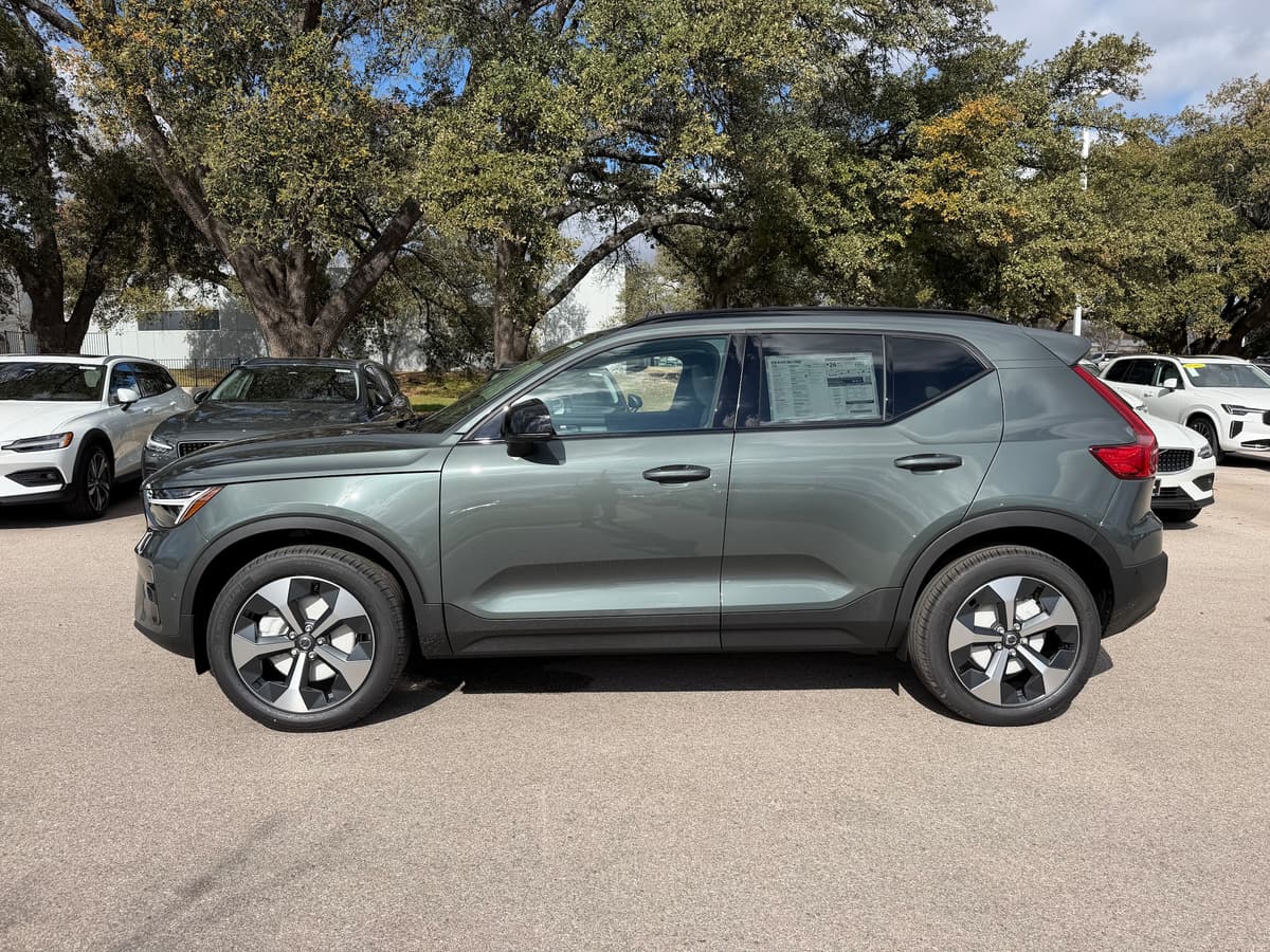 2026 Volvo XC40 - Image 3