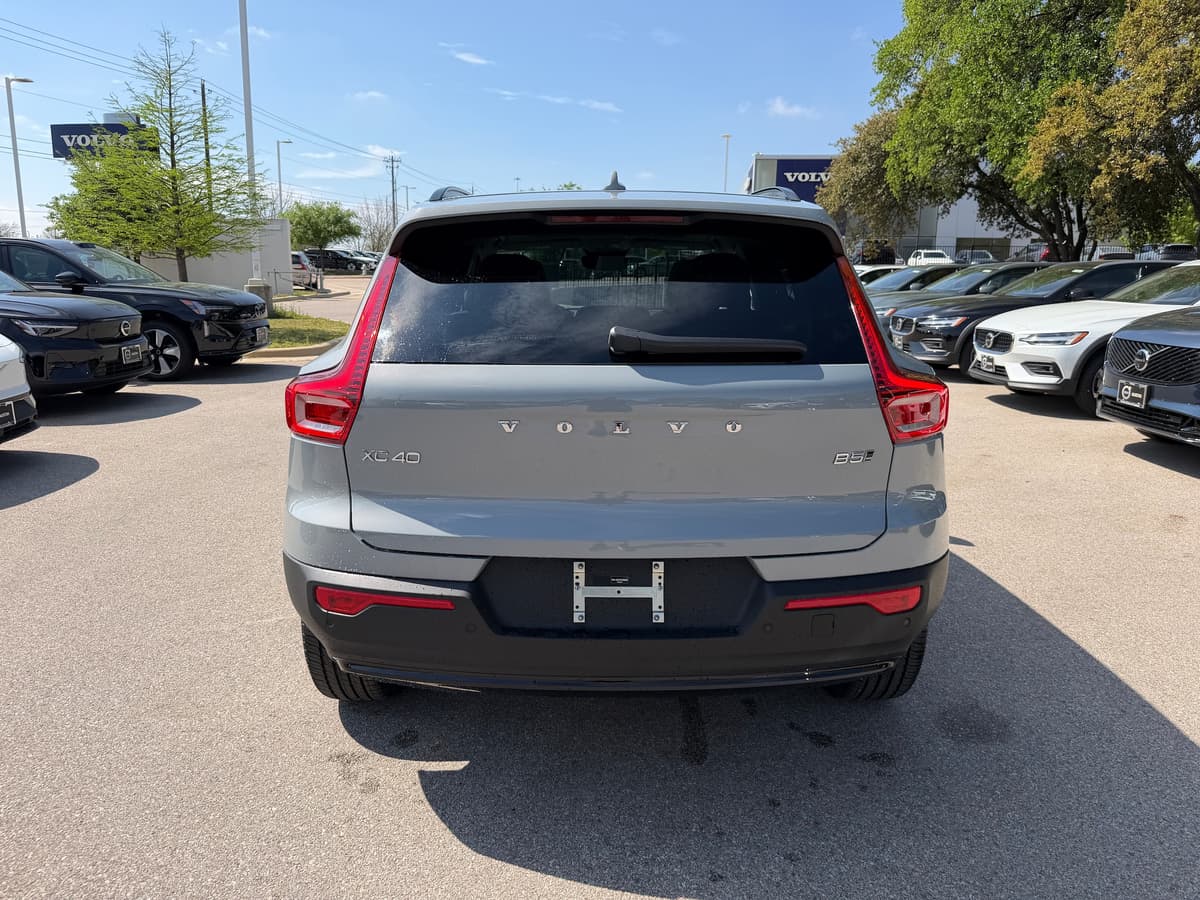2026 Volvo XC40 - Image 5