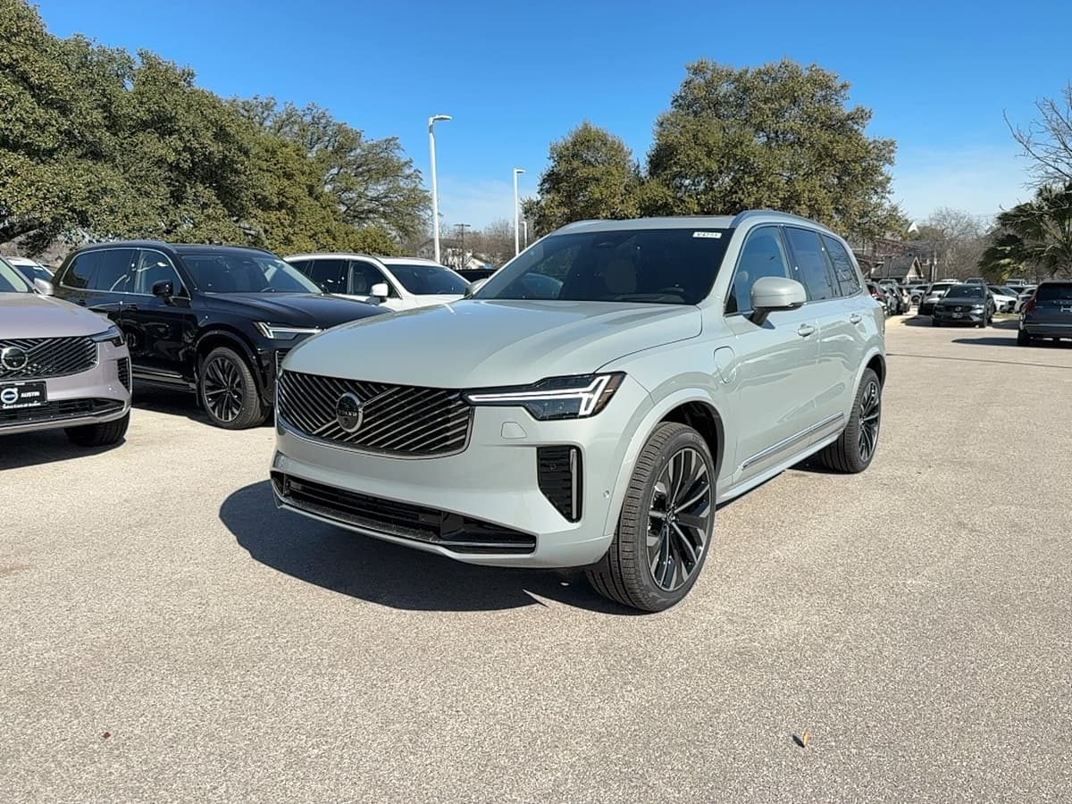 2026 Volvo XC90 plug-in hybrid - Image 2