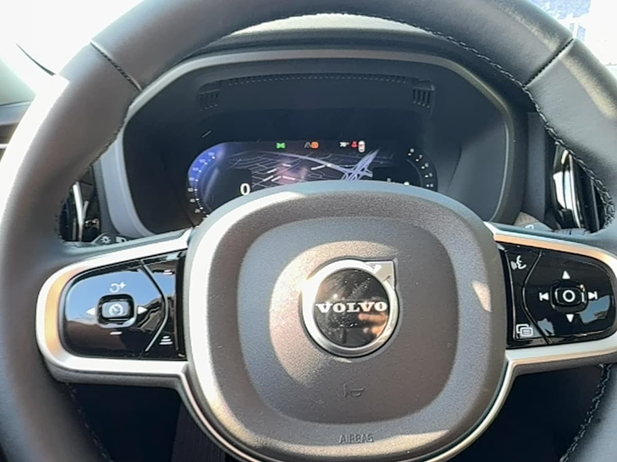 2026 Volvo XC60 - Image 17