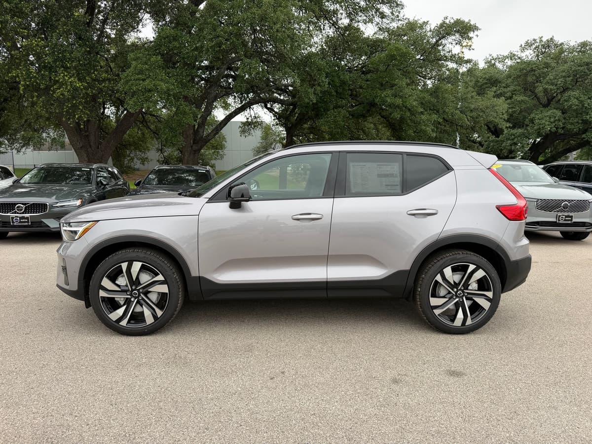 2026 Volvo XC40 - Image 2