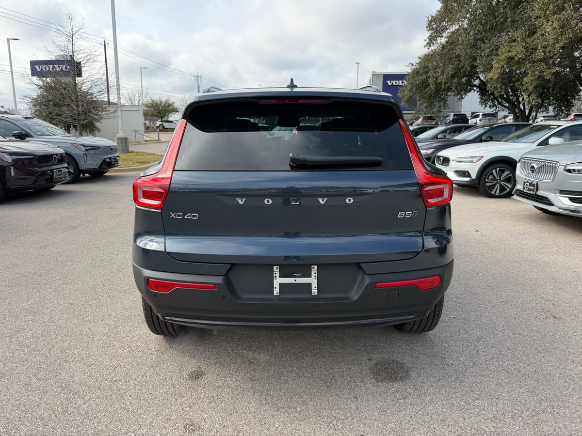2026 Volvo XC40 - Image 5