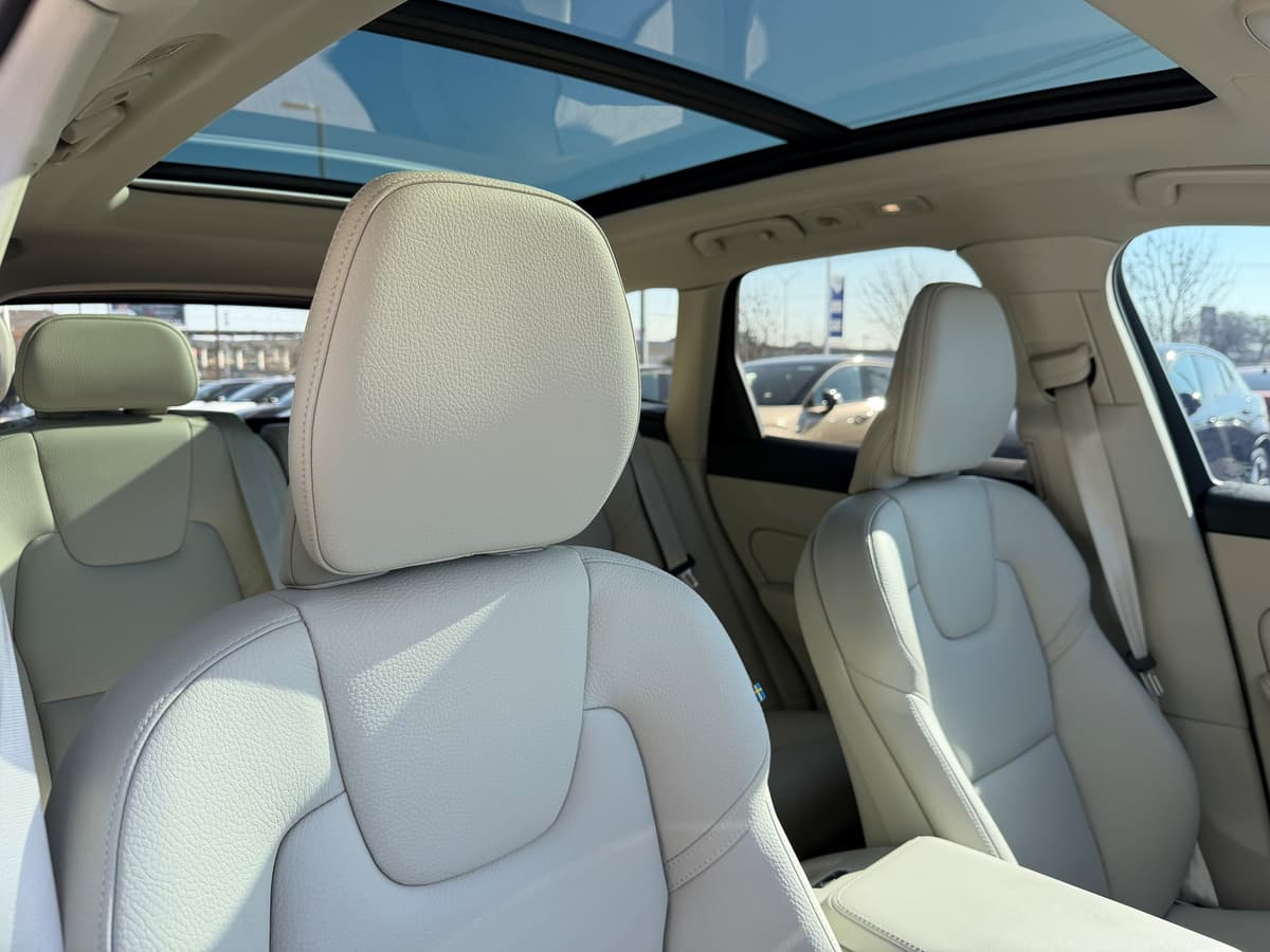 2025 Volvo XC60 plug-in hybrid - Image 9