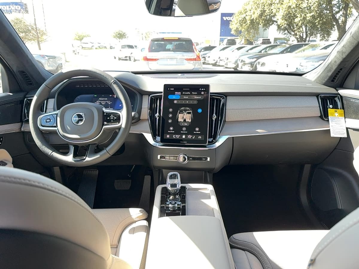 2026 Volvo XC90 plug-in hybrid - Image 17