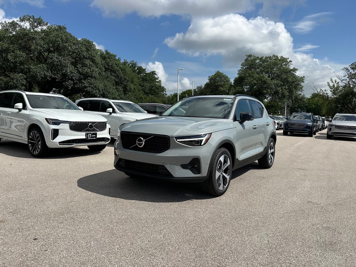 2026 Volvo XC40 - Image 2