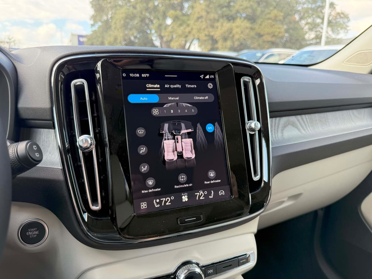 2026 Volvo XC40 - Image 22