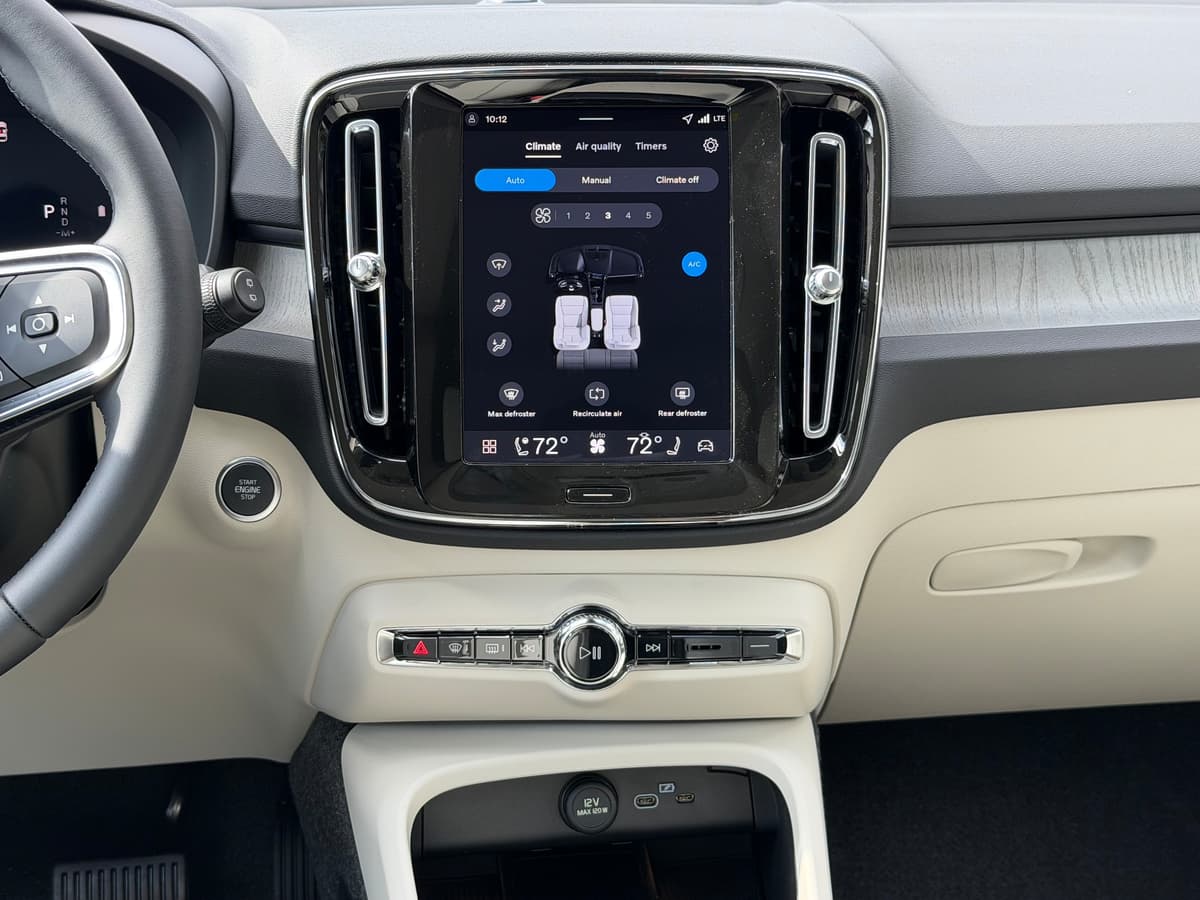 2026 Volvo XC40 - Image 12