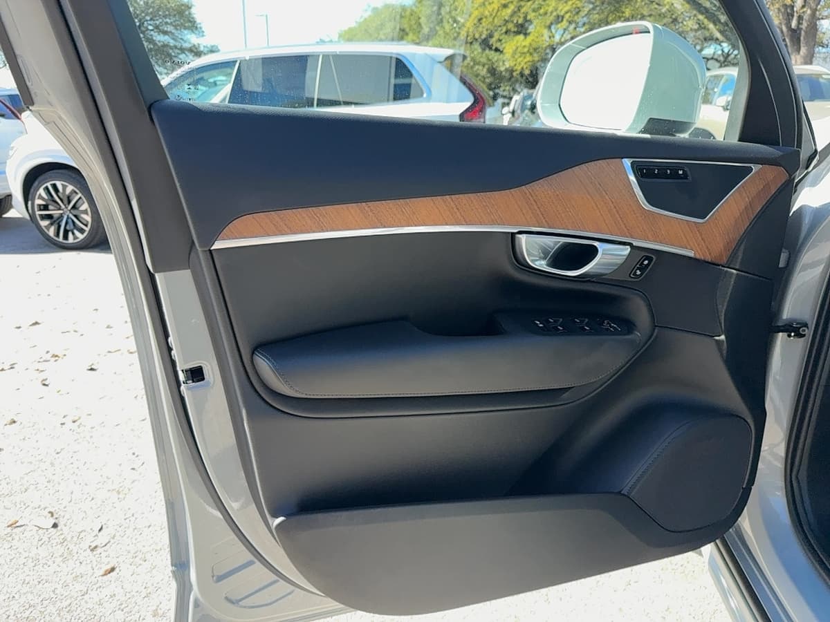 2025 Volvo XC90 - Image 9
