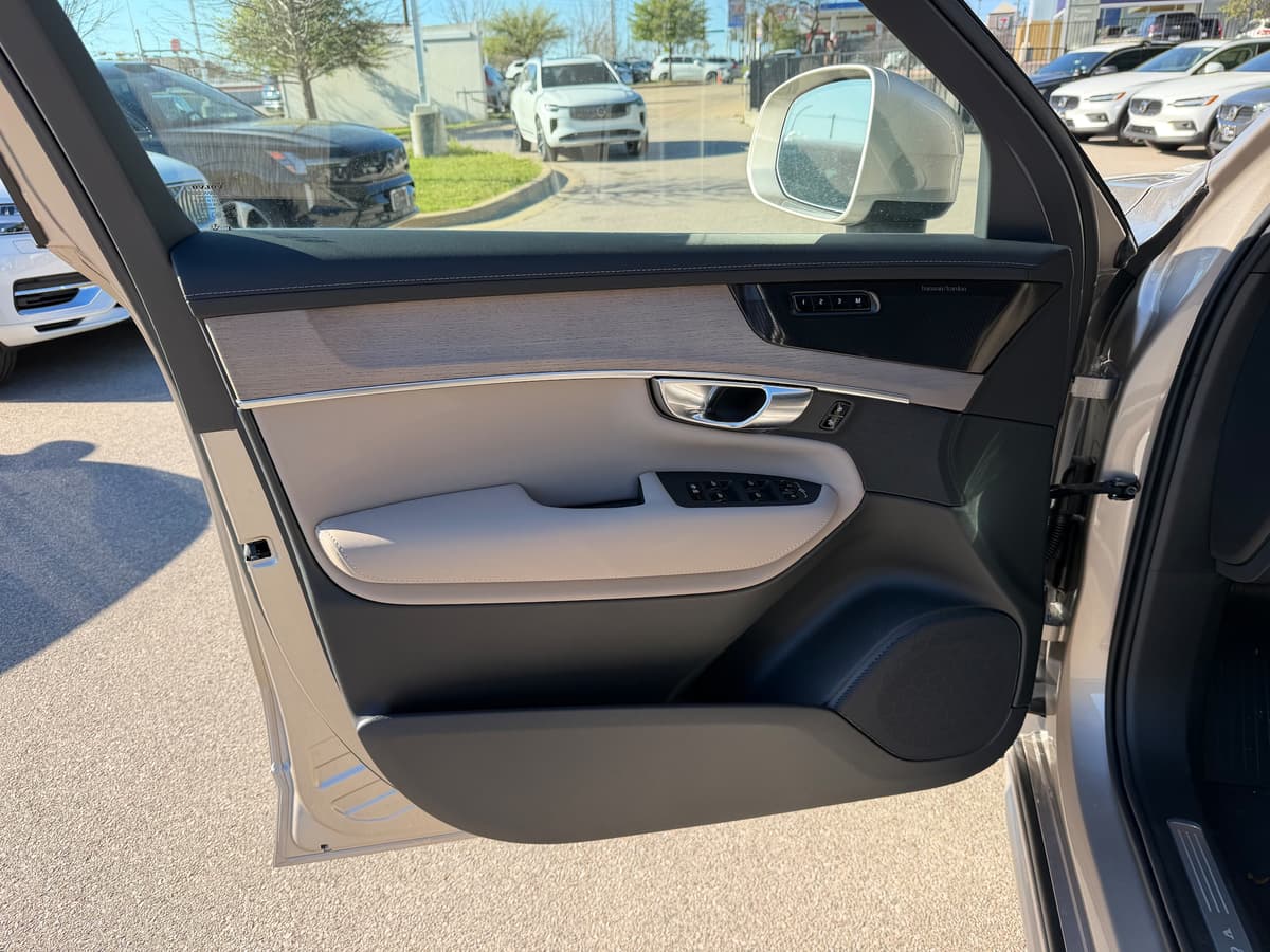 2026 Volvo XC90 plug-in hybrid - Image 18