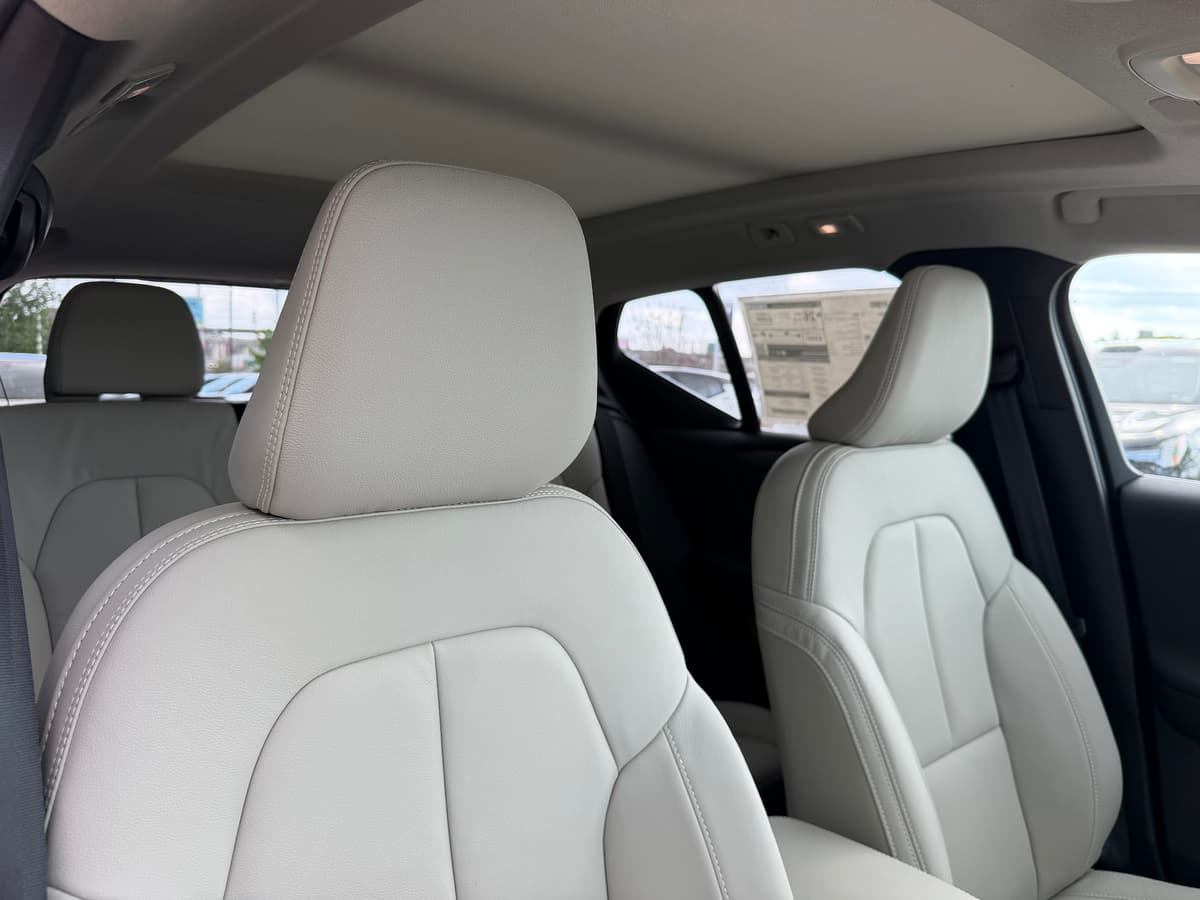 2026 Volvo XC40 - Image 9