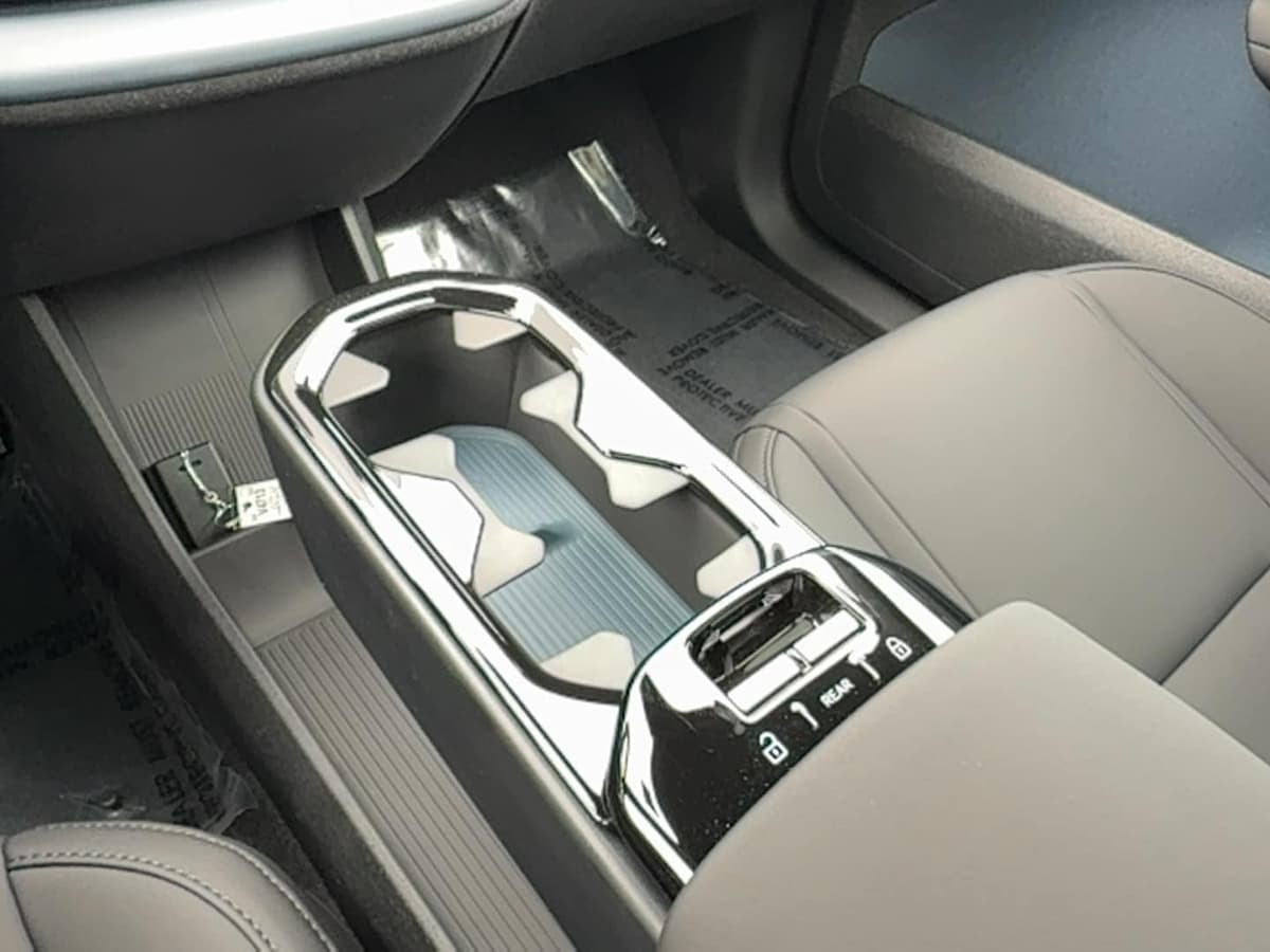 2026 Volvo EX30 - Image 21