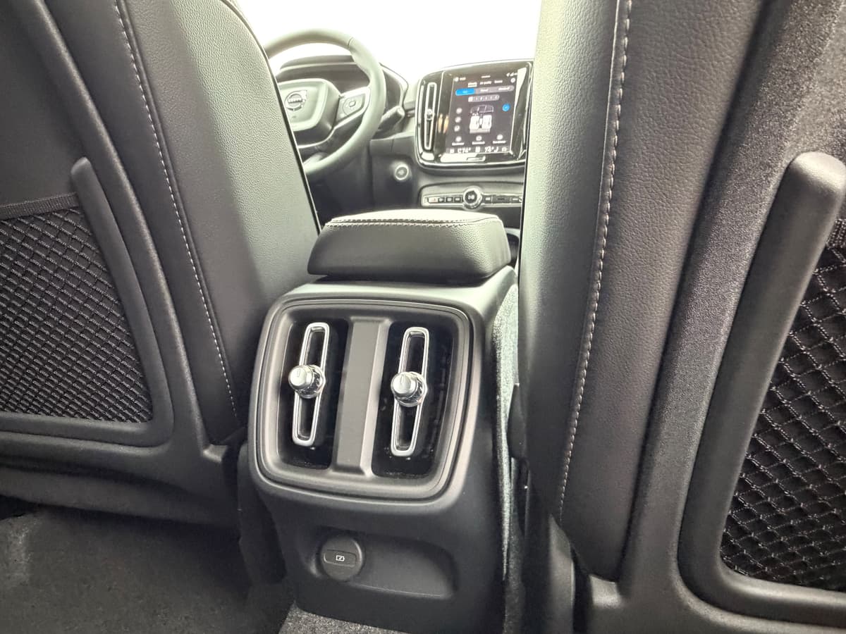 2026 Volvo XC40 - Image 10