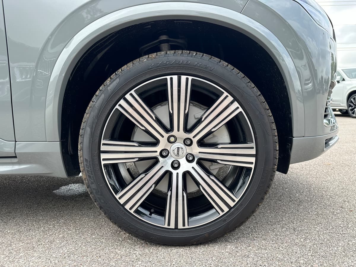 2025 Volvo XC90 plug-in hybrid - Image 7