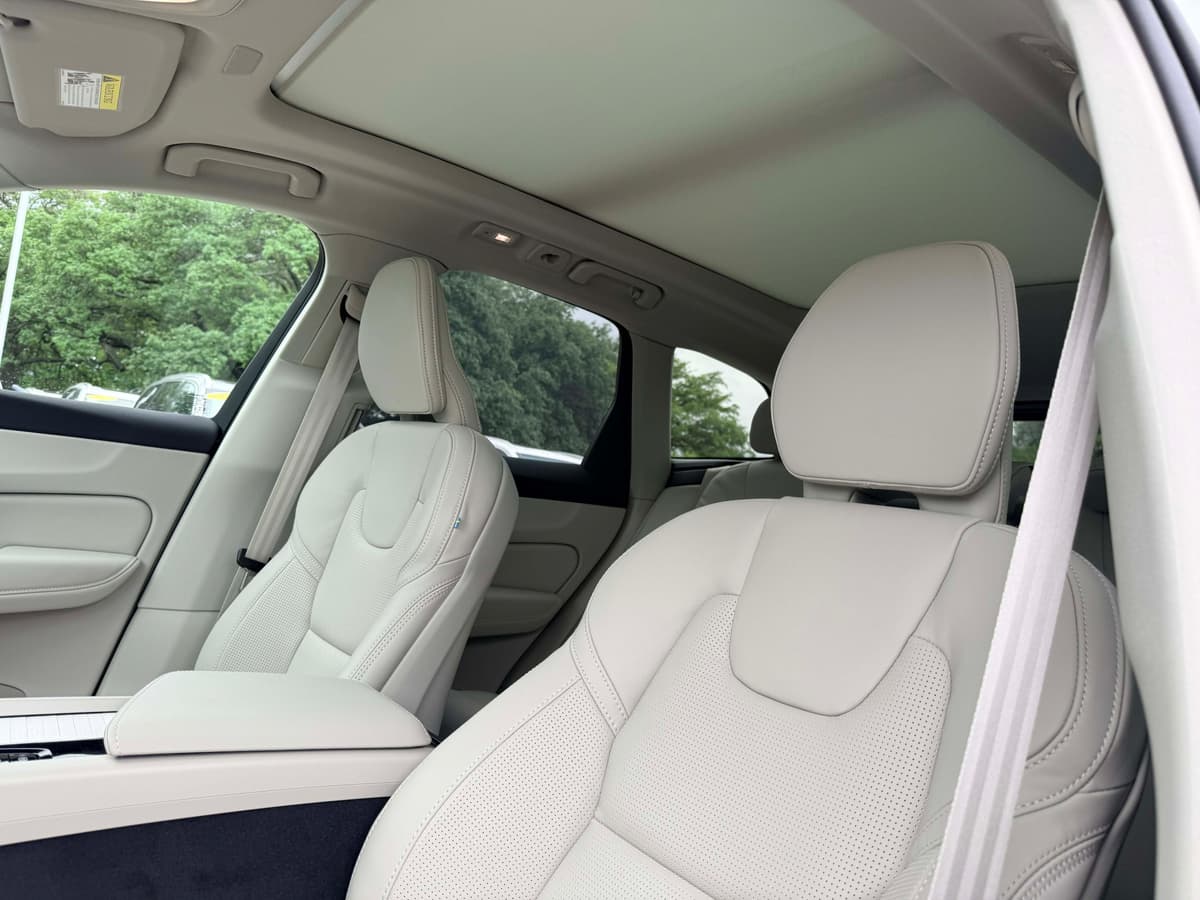 2026 Volvo XC60 - Image 13