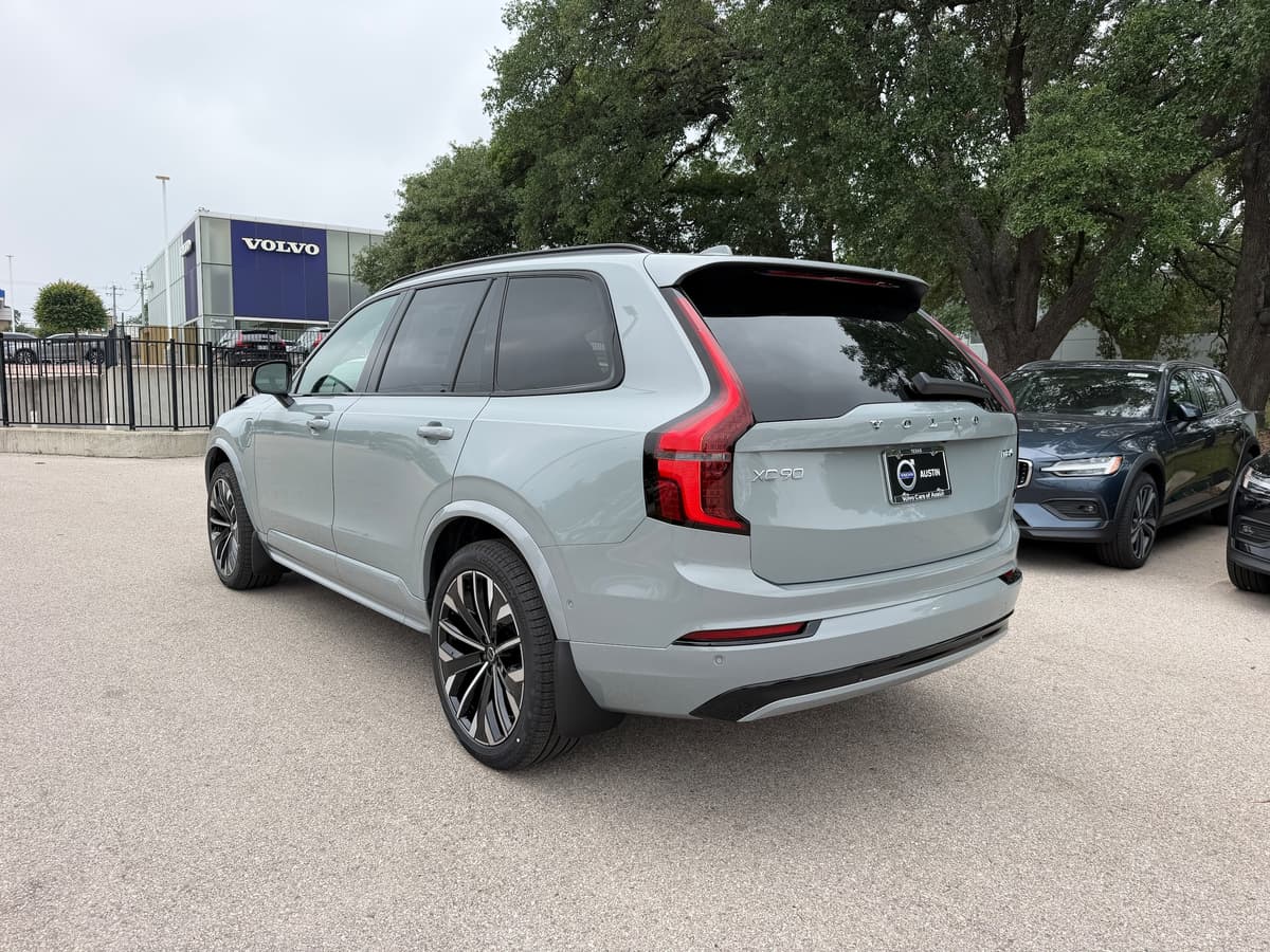 2026 Volvo XC90 plug-in hybrid - Image 3