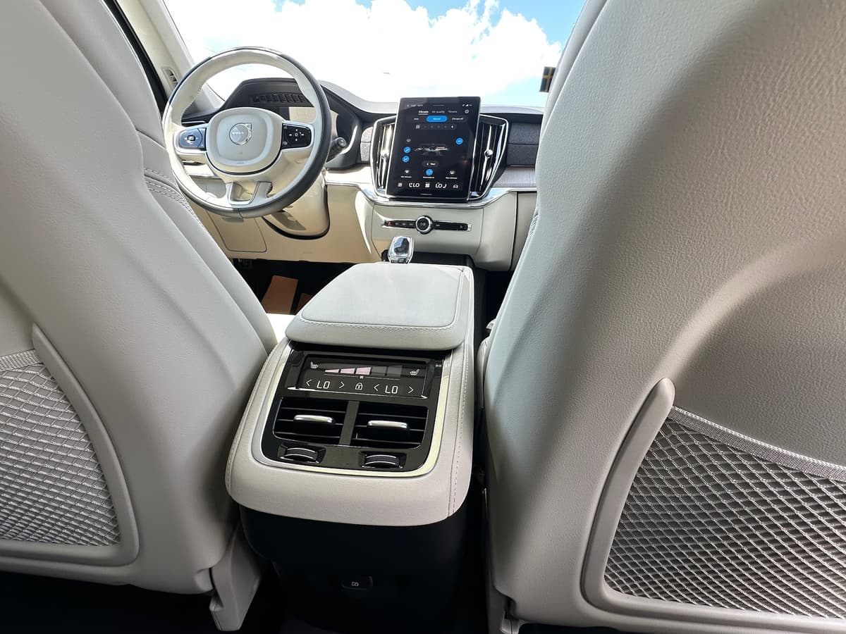 2026 Volvo XC90 - Image 12