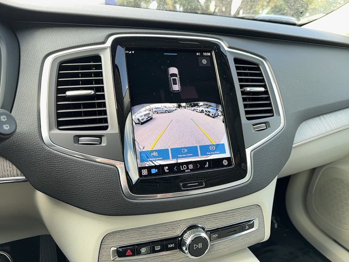 2025 Volvo XC90 plug-in hybrid - Image 23