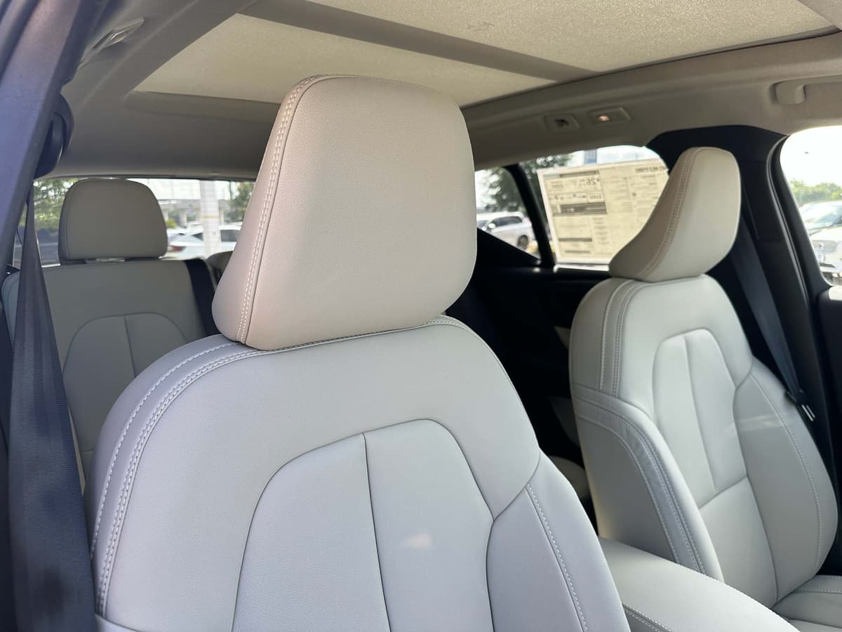 2026 Volvo XC40 - Image 9