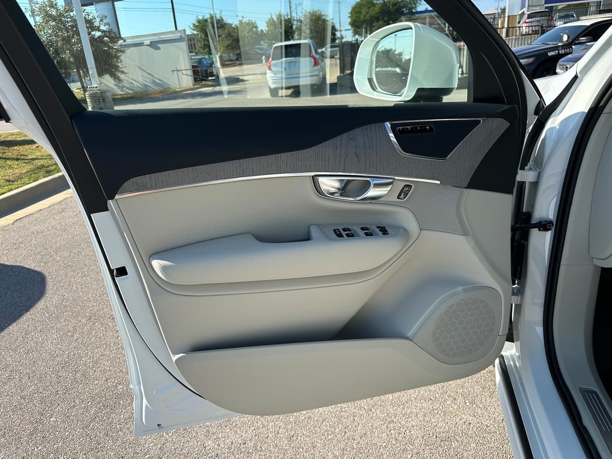 2025 Volvo XC90 plug-in hybrid - Image 15