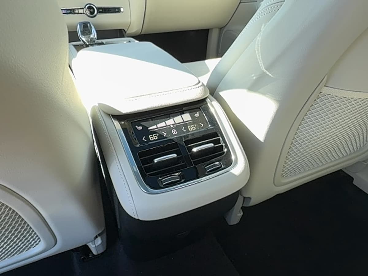 2026 Volvo XC90 - Image 17