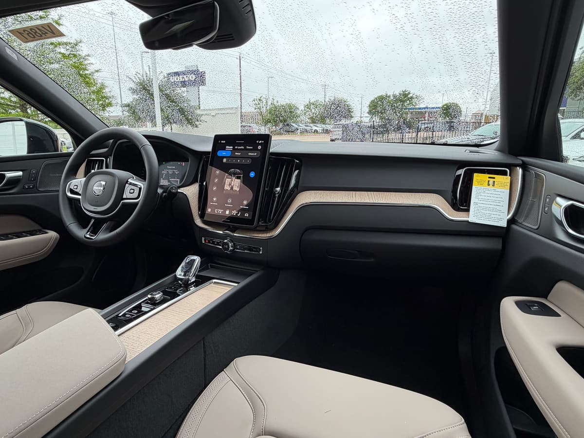 2026 Volvo XC60 plug-in hybrid - Image 10