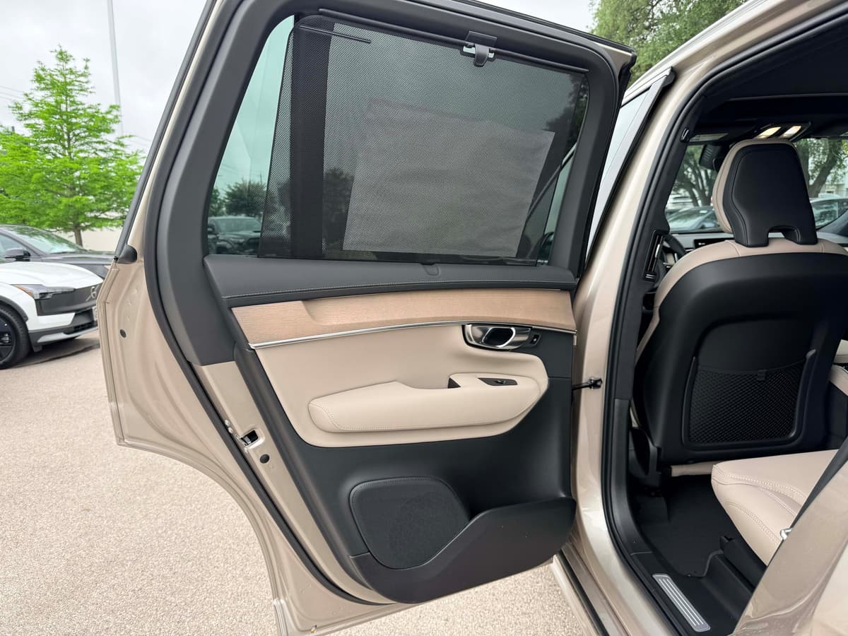 2026 Volvo XC90 plug-in hybrid - Image 13