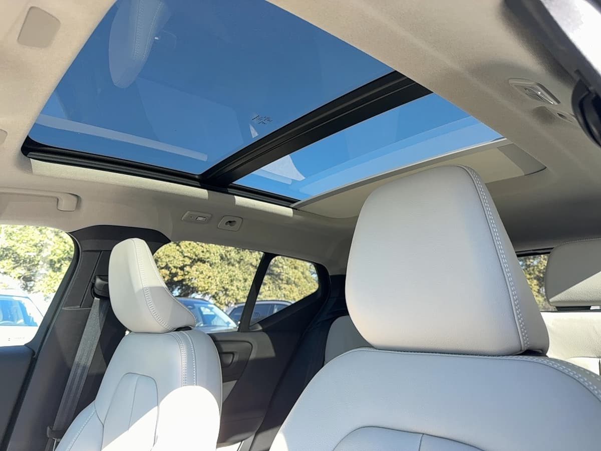 2026 Volvo XC40 - Image 13