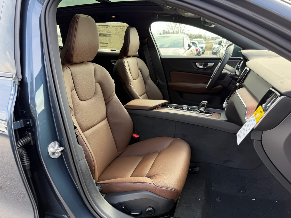 2026 Volvo V60 Cross Country - Image 8