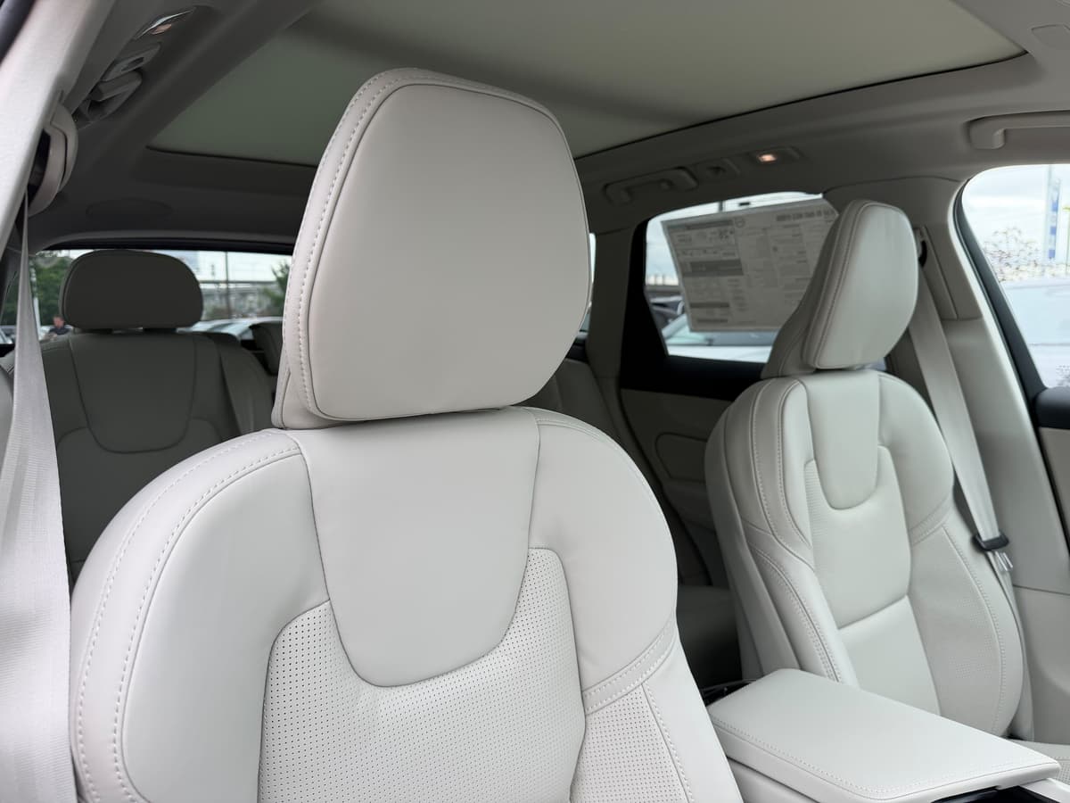 2026 Volvo XC60 - Image 9