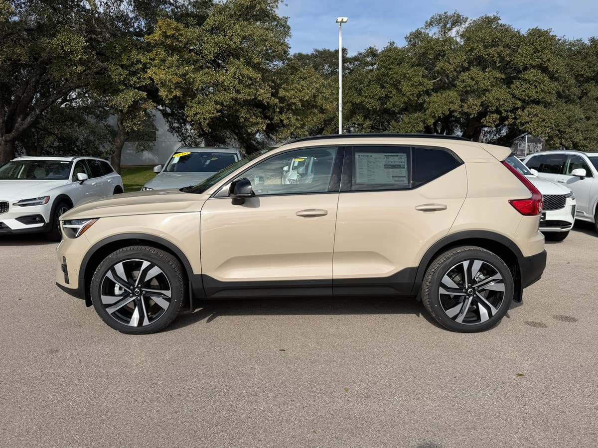 2026 Volvo XC40 - Image 3