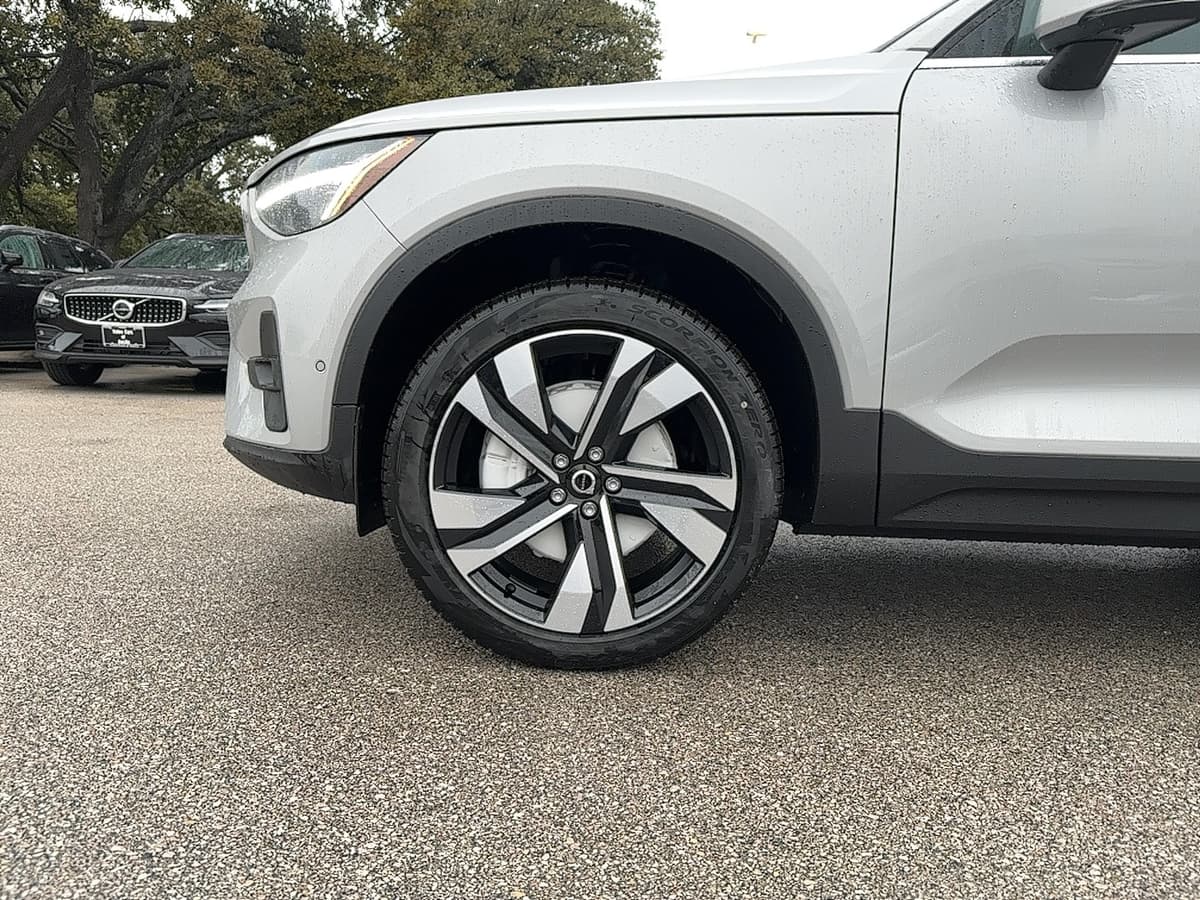 2025 Volvo XC40 - Image 10
