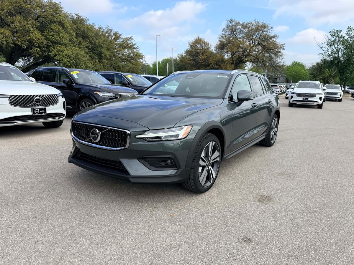 2026 Volvo V60 Cross Country - Image 2